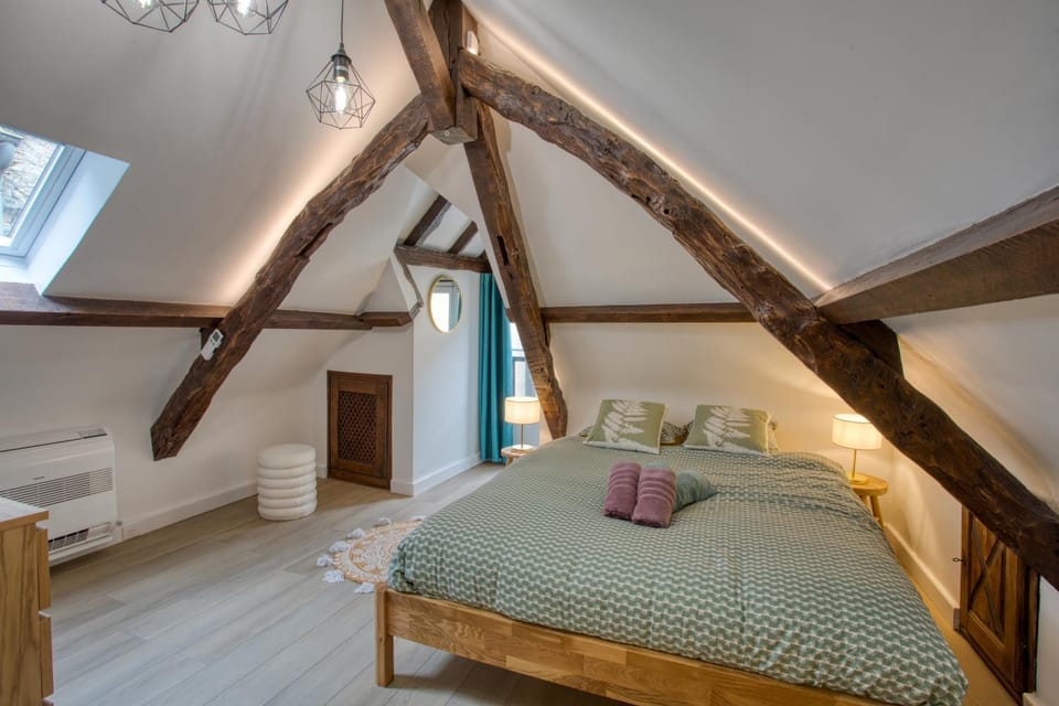 Bed, Photo of the whole room, Bedroom, air conditioner