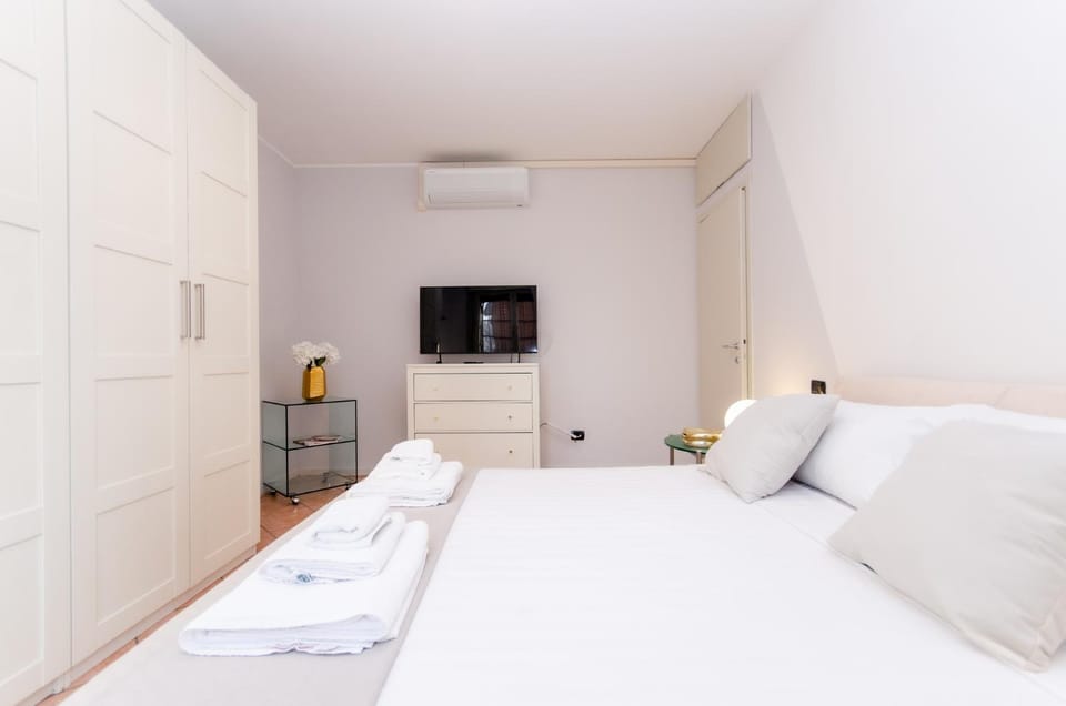Bed, TV and multimedia, Photo of the whole room, Bedroom, towels, wardrobe, air conditioner