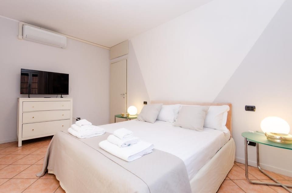 Bed, TV and multimedia, Photo of the whole room, Bedroom, towels, air conditioner