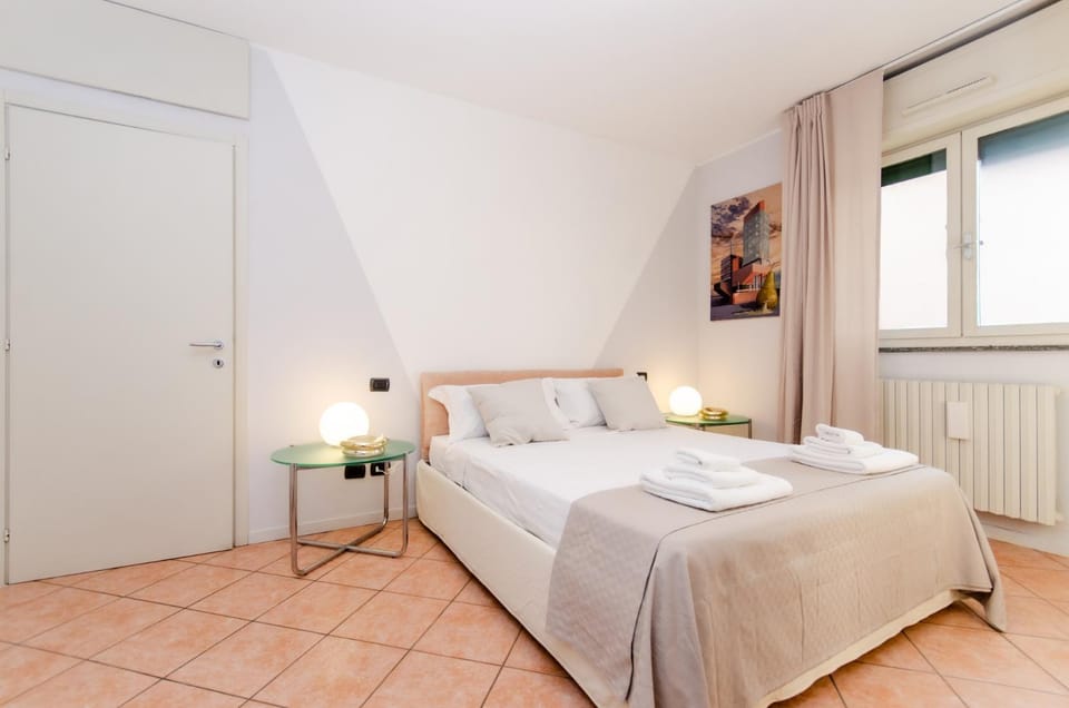 Bed, Photo of the whole room, Bedroom, internet, towels, wardrobe