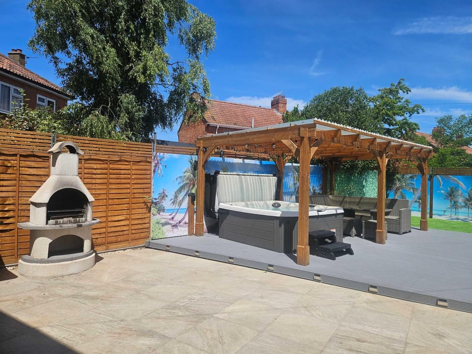 Modern Home with Hot Tub Garden & Private Parking House in Burnham-on-Sea
