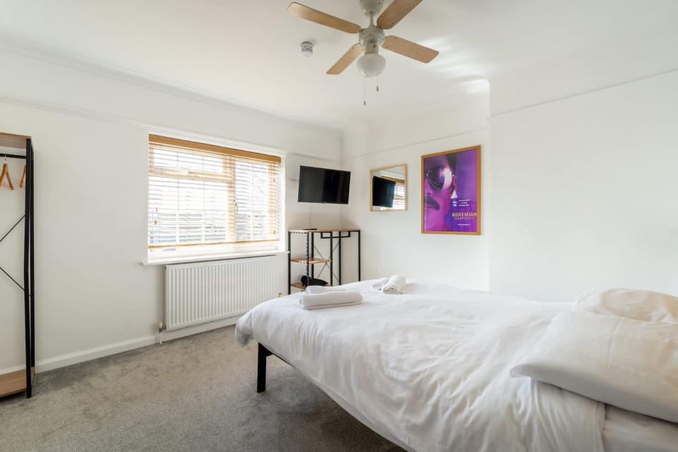 Modern Home with Hot Tub Garden & Private Parking House in Burnham-on-Sea