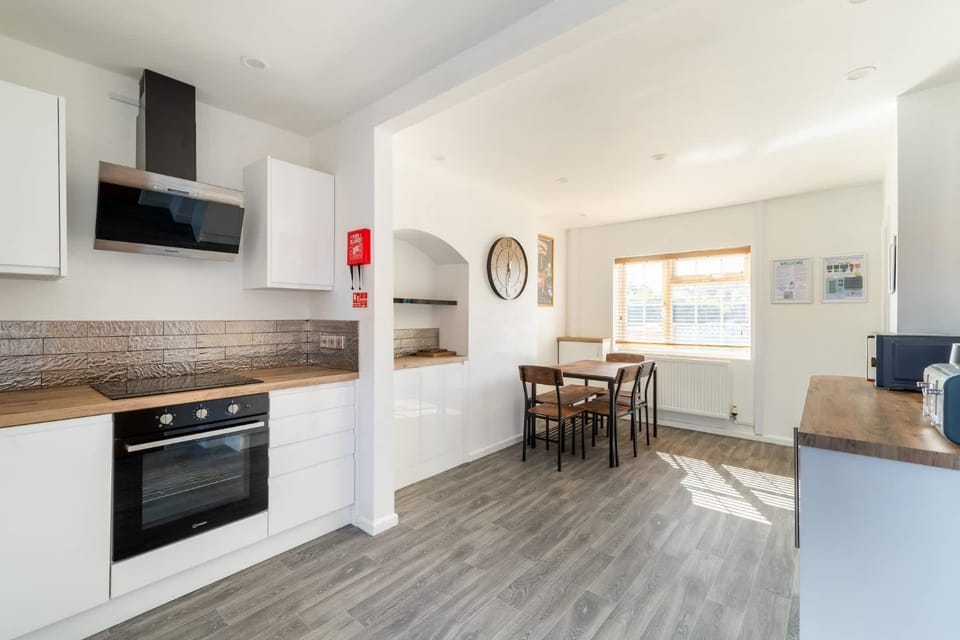 Modern Home with Hot Tub Garden & Private Parking House in Burnham-on-Sea