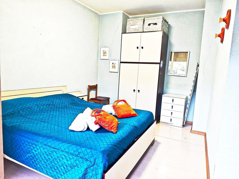 Bed, Photo of the whole room, Bedroom, towels, wardrobe