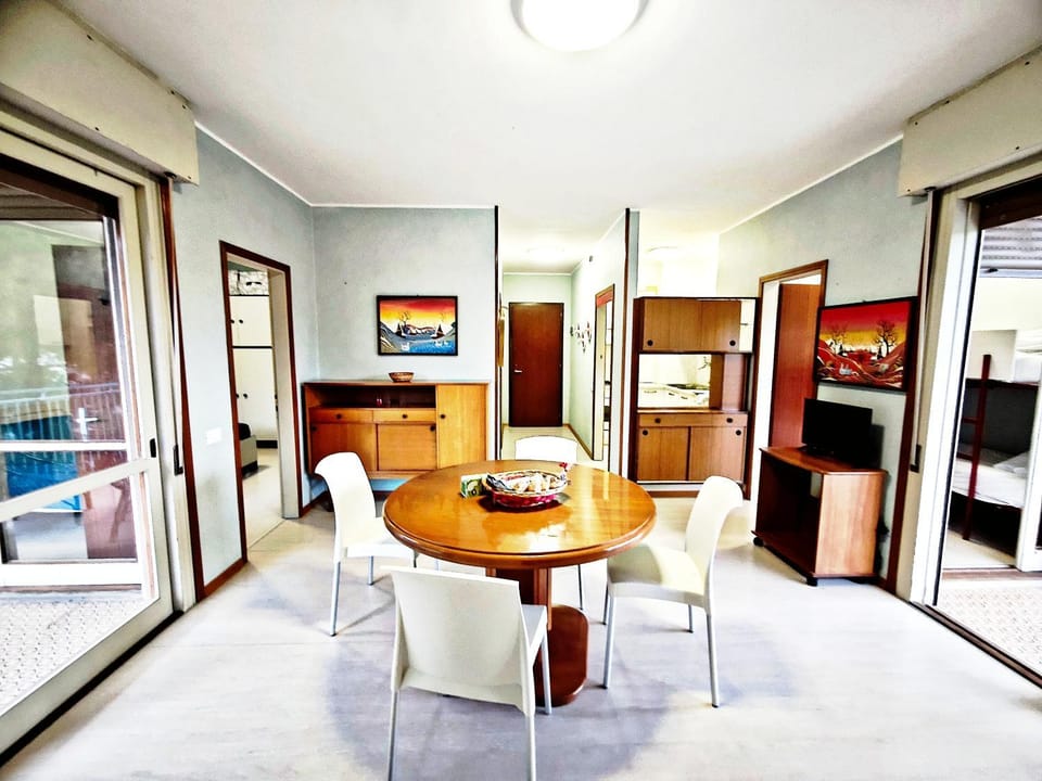 TV and multimedia, Living room, Seating area, Dining area