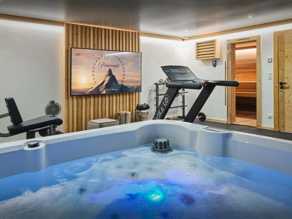 Hot Tub, TV and multimedia, Fitness centre/facilities, Area and facilities