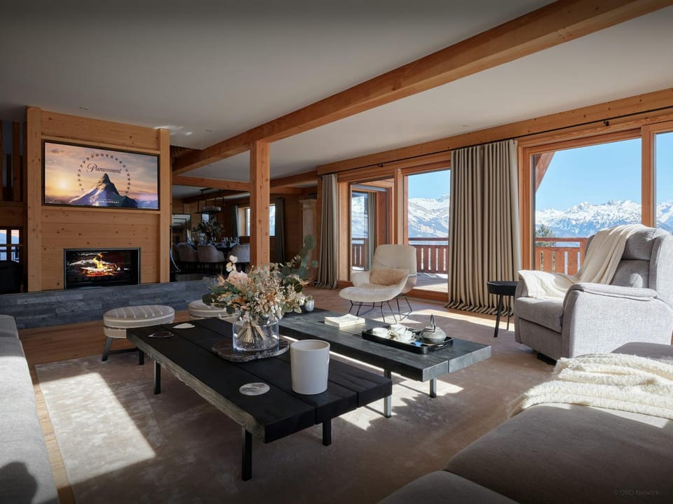 Communal lounge/ TV room, TV and multimedia, Living room, Seating area, Evening entertainment, Mountain view
