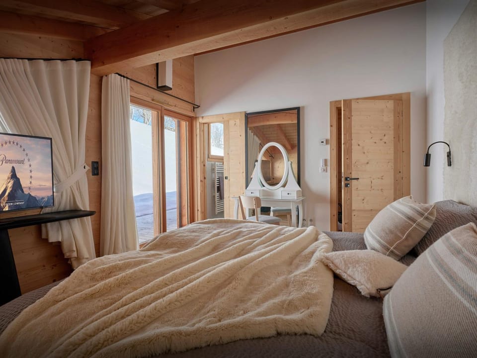 Bed, TV and multimedia, Bedroom