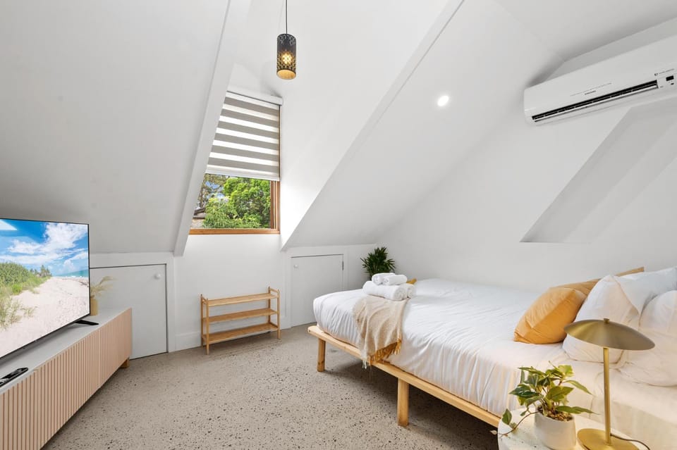 Boutique Crown Loft Studio • CBD • AC + Smart TV Apartment in Surry Hills