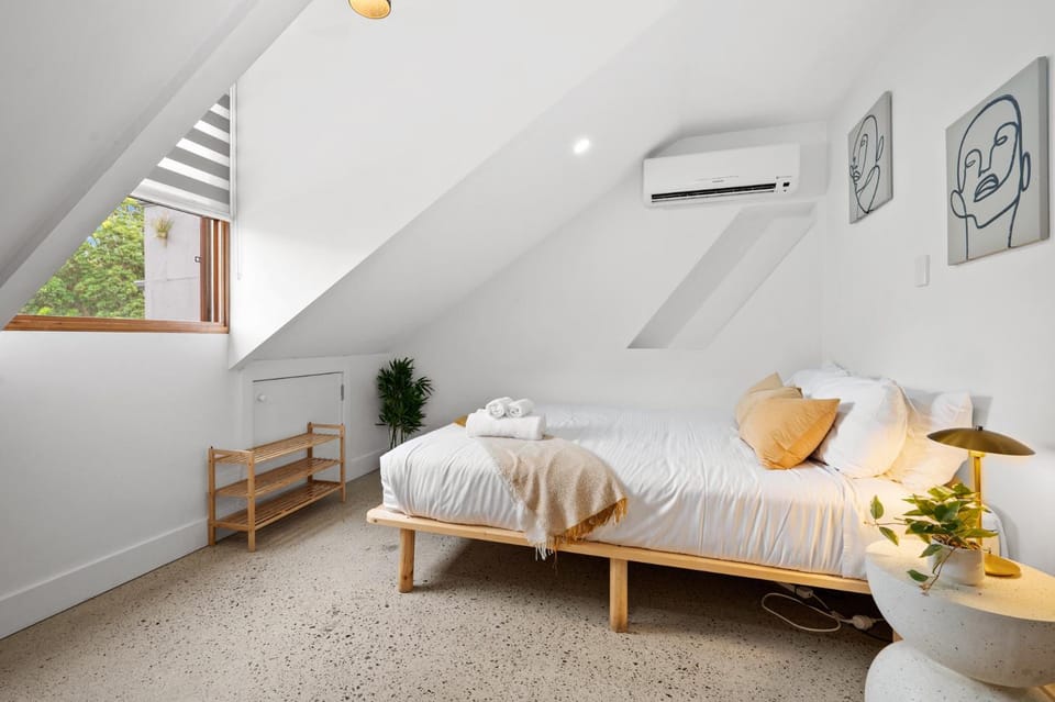 Boutique Crown Loft Studio • CBD • AC + Smart TV Apartment in Surry Hills