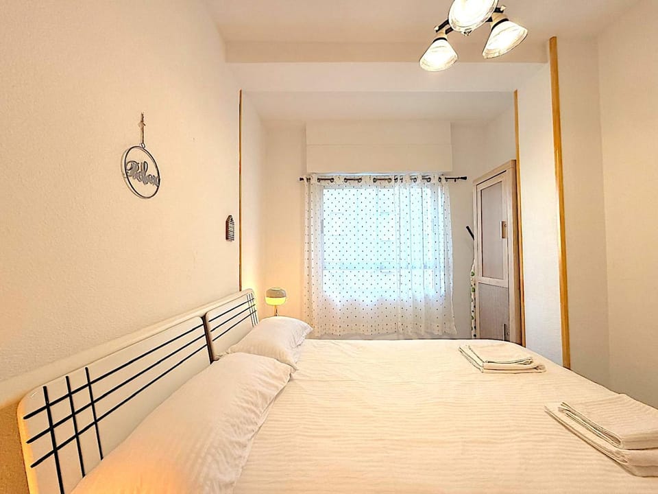 Photo of the whole room, Bedroom, towels