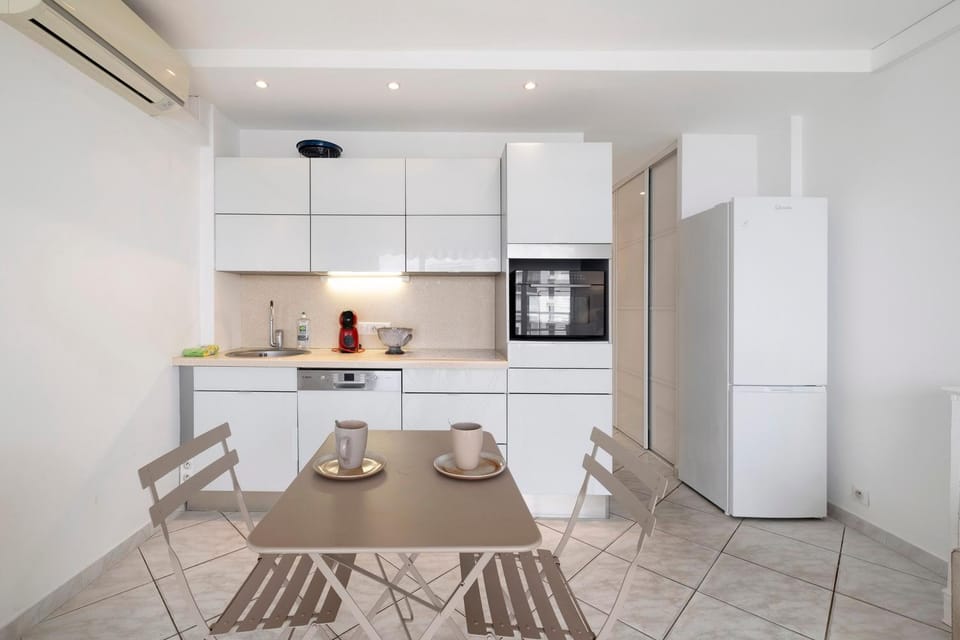 Property building, Kitchen or kitchenette, Living room