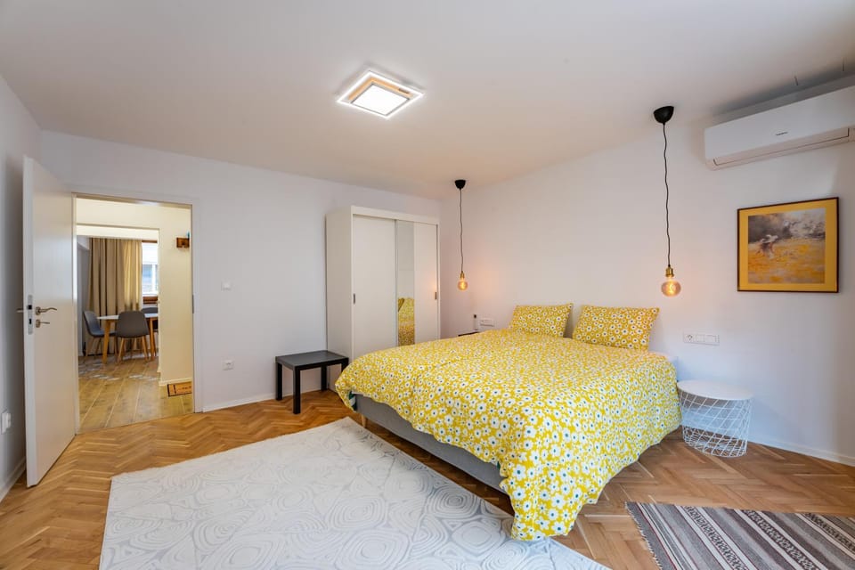 Photo of the whole room, Bedroom, wardrobe
