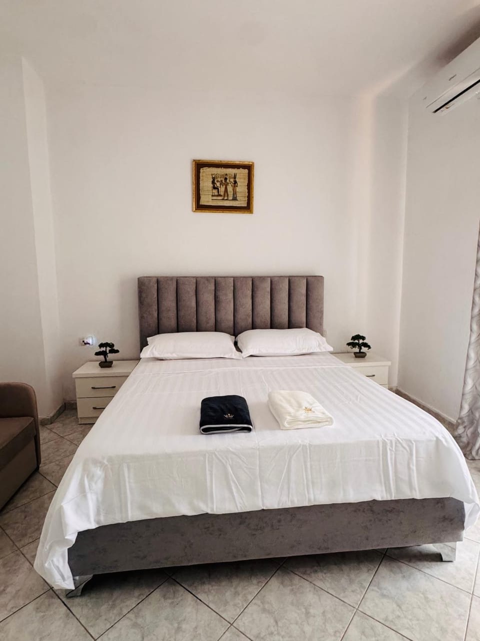 Bed, Photo of the whole room, Bedroom, towels