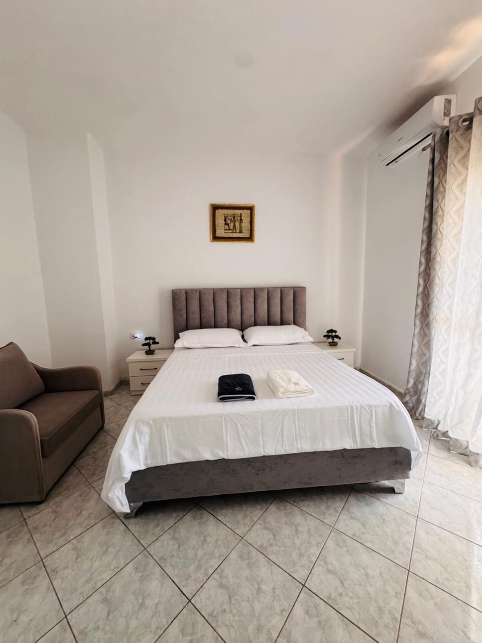Photo of the whole room, Bedroom, towels