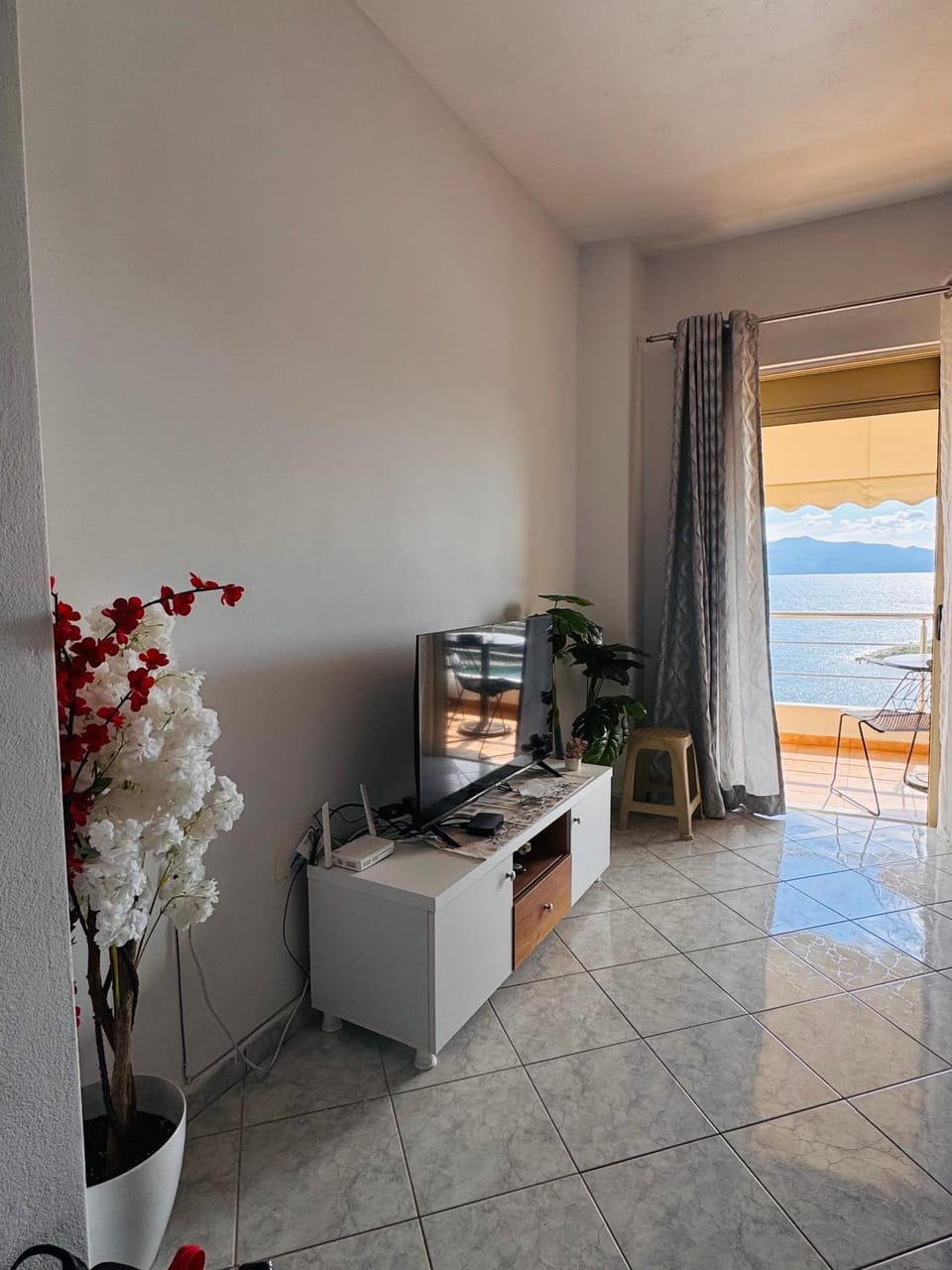 Communal lounge/ TV room, Natural landscape, TV and multimedia, Living room, Seating area, Evening entertainment, Sea view