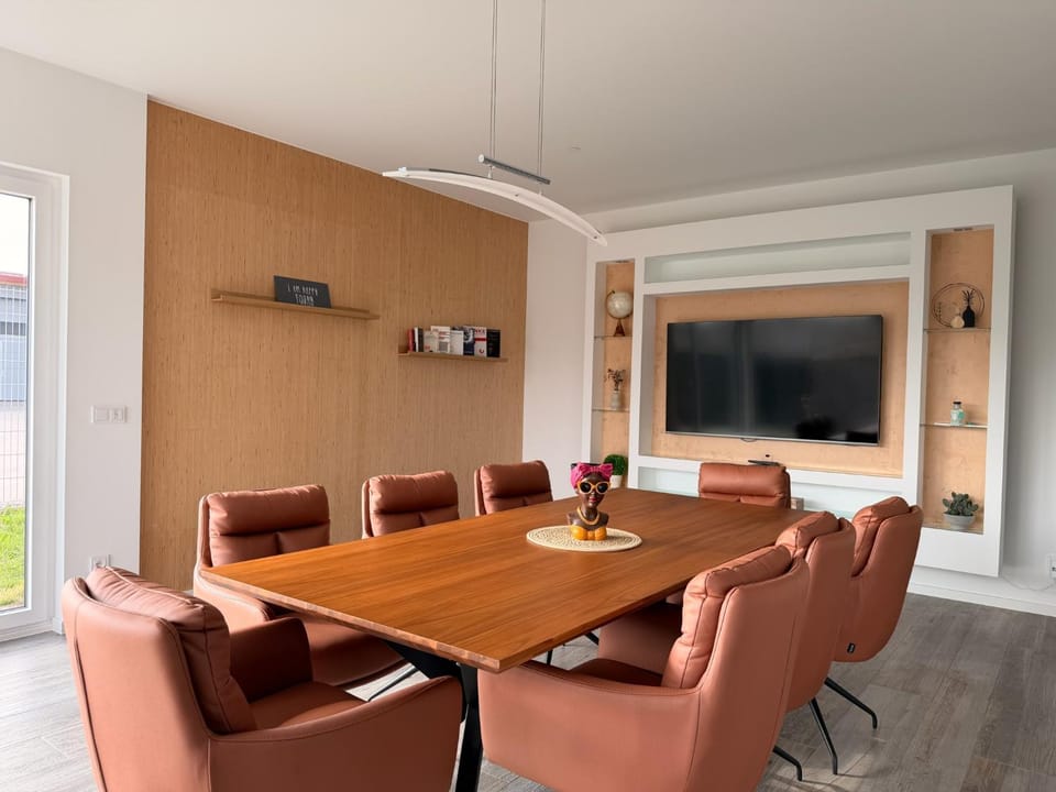 TV and multimedia, Living room, Seating area, Dining area