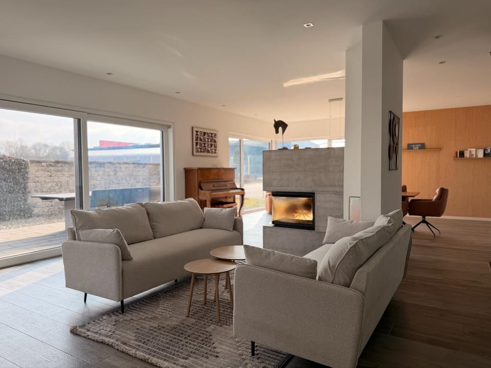 Living room, Seating area