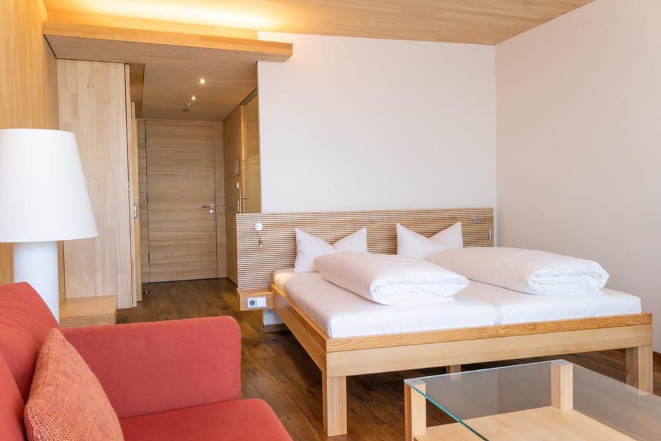 TV and multimedia, Seating area, Bedroom