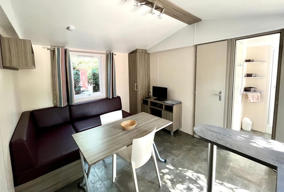Communal lounge/ TV room, TV and multimedia, Living room, Seating area, Dining area