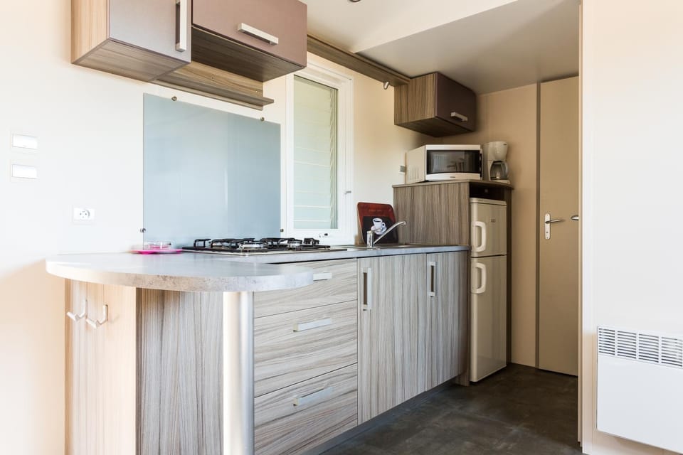 Kitchen or kitchenette, minibar, stove