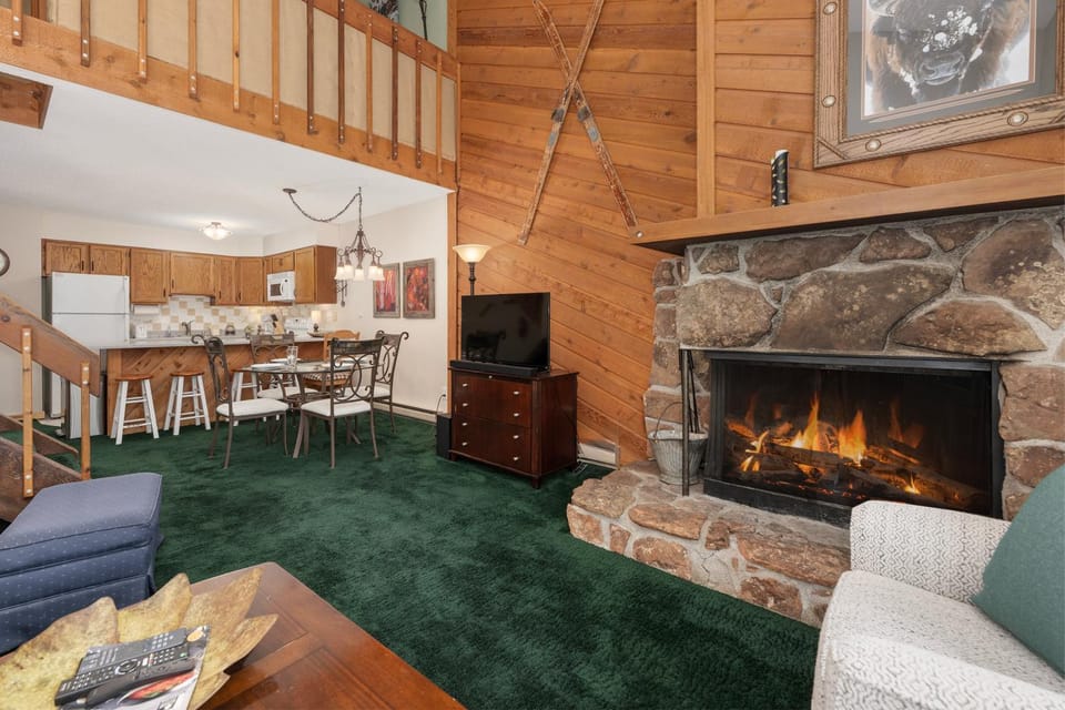 TV and multimedia, Kitchen or kitchenette, Living room, Seating area, Dining area, fireplace, furniture