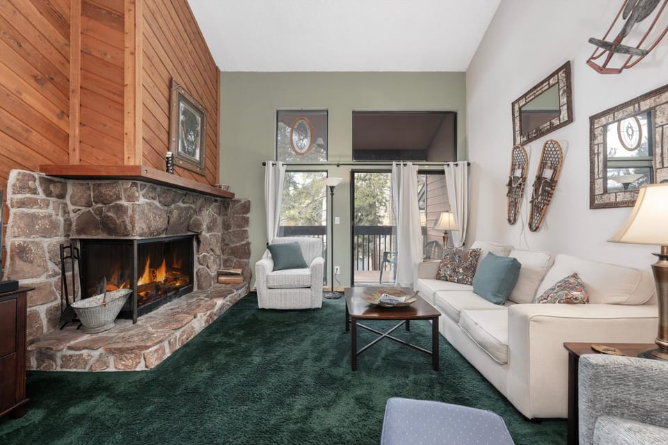 TV and multimedia, Balcony/Terrace, Living room, Seating area, fireplace, furniture