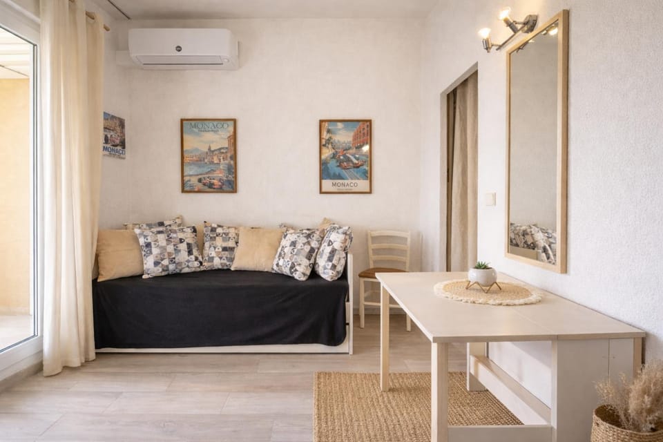 T2 balcony with barbecue, Tennis MC House in Roquebrune-Cap-Martin