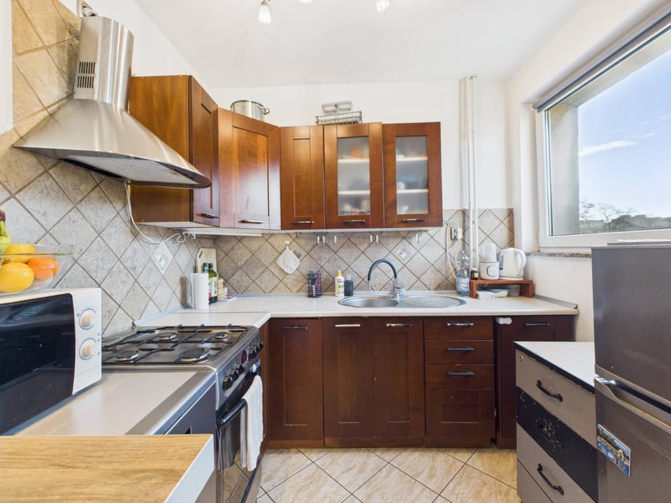 Kitchen or kitchenette, dishwasher, oven