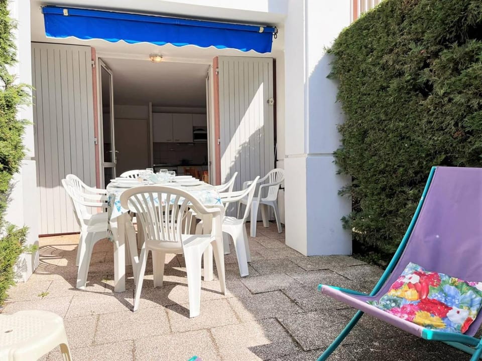 Patio, sunbed
