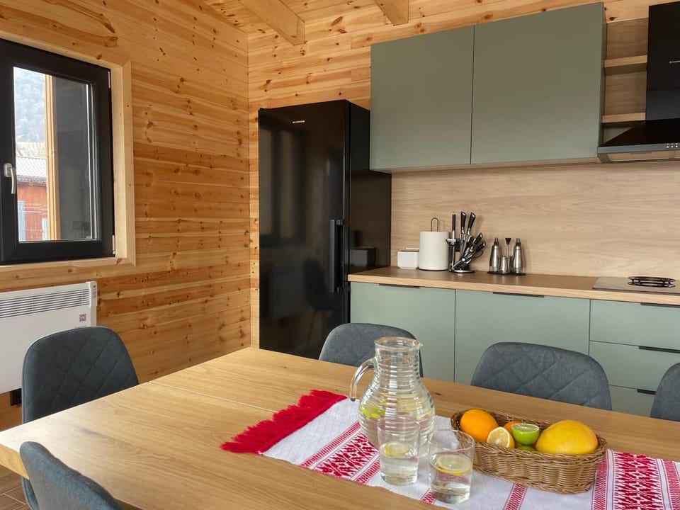Coffee/tea facilities, Dining area, Communal kitchen, stove, Internal: Not applicable to any particular room