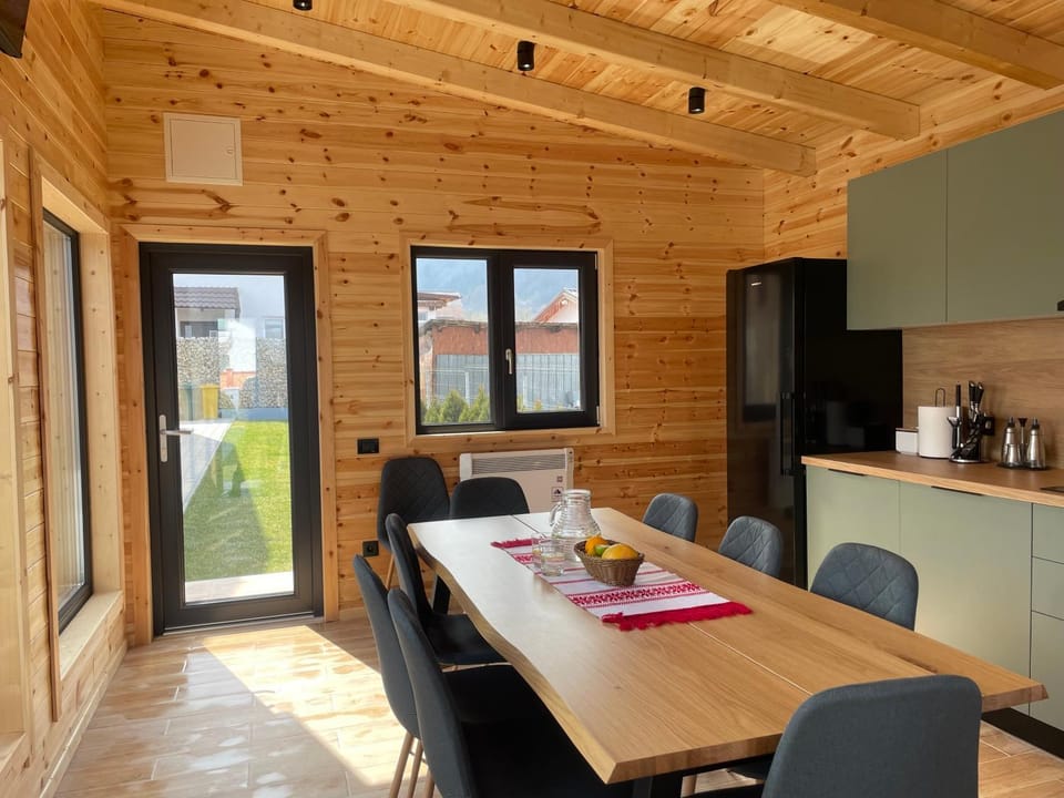 TV and multimedia, Coffee/tea facilities, Dining area, Communal kitchen, Internal: Not applicable to any particular room