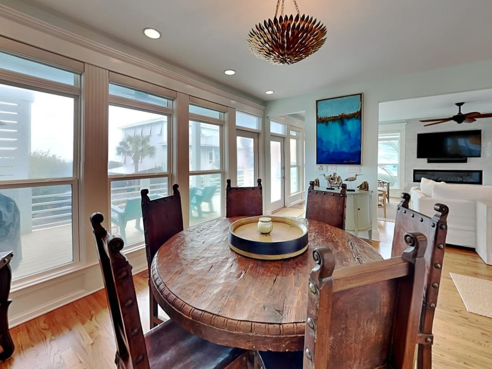 TV and multimedia, Living room, Dining area, fireplace, furniture