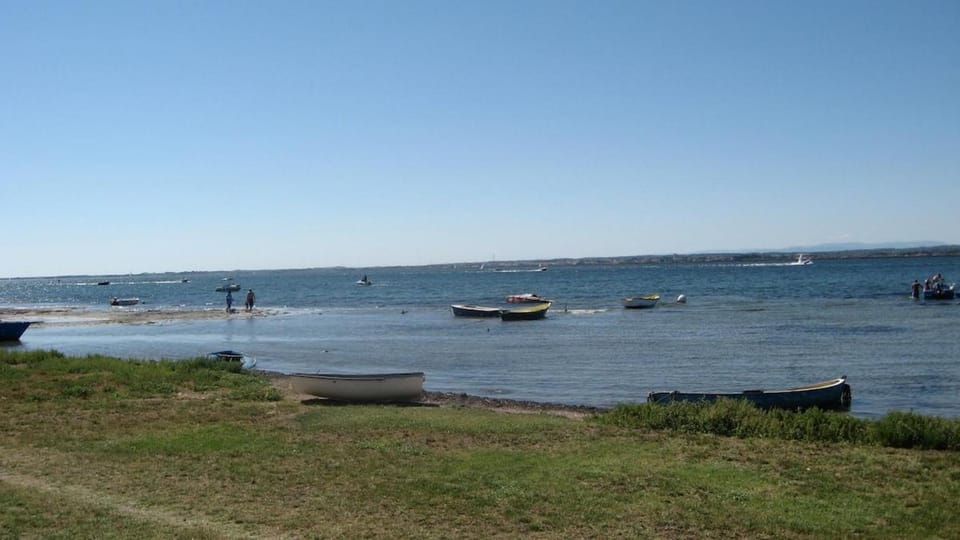 Havre de paix au bord de létang de Thau avec vue-magnifiques couchers de soleil-et accès direct et privé à l'eau-possibilité de se garer gratuitement dans la rue Apartment in Occitanie