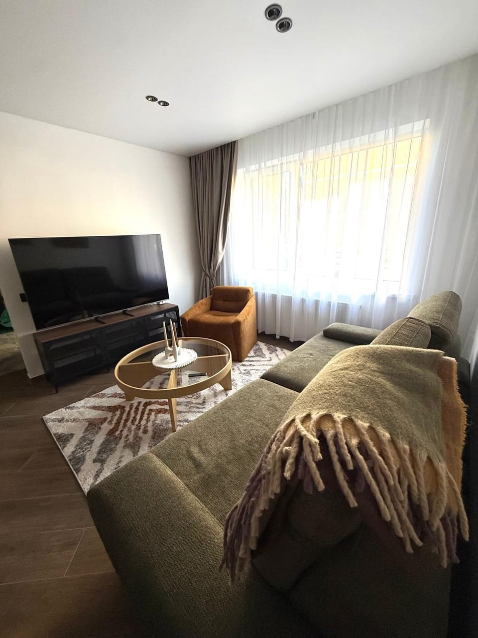 TV and multimedia, Living room, Seating area, Evening entertainment