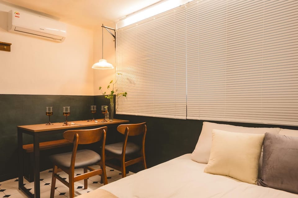 Bed, Dining area, Bedroom, air conditioner