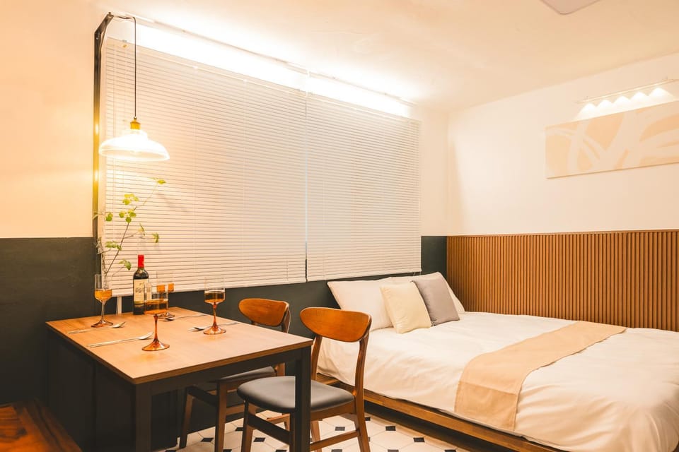 Bed, Dining area, Bedroom