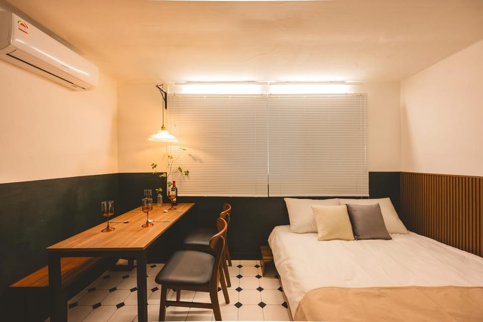 Bed, Dining area, Bedroom, air conditioner