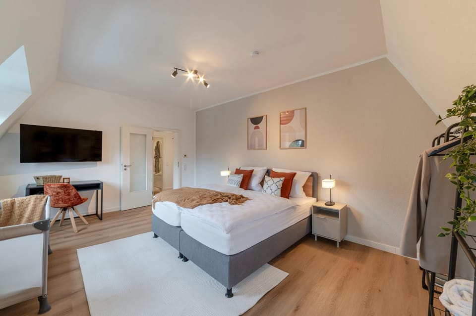 Bed, TV and multimedia, Bedroom