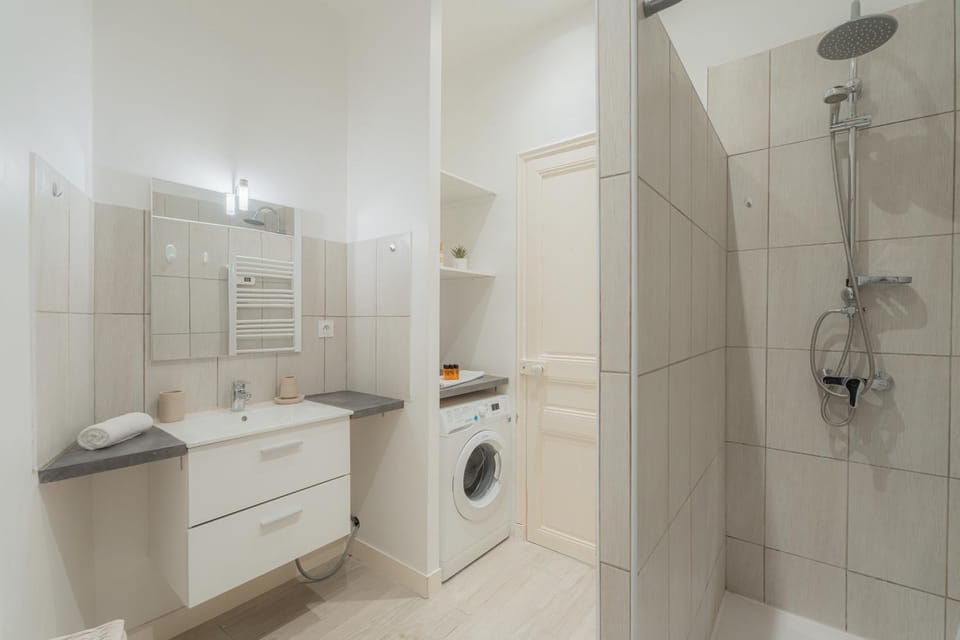 Shower, Toilet, Bathroom, towels, washing machine