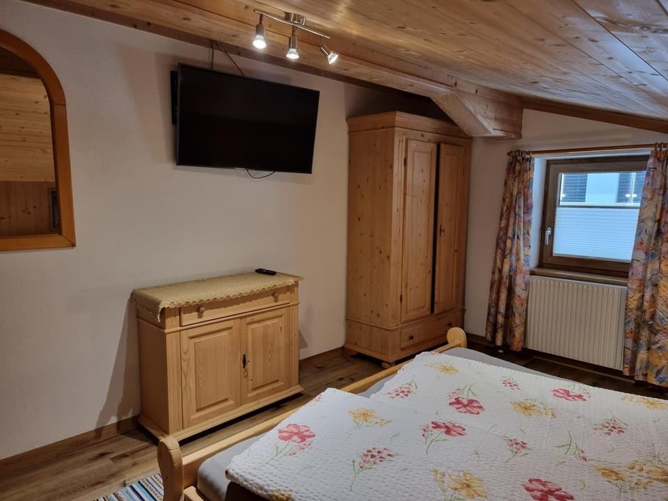 TV and multimedia, Photo of the whole room, Bedroom, wardrobe