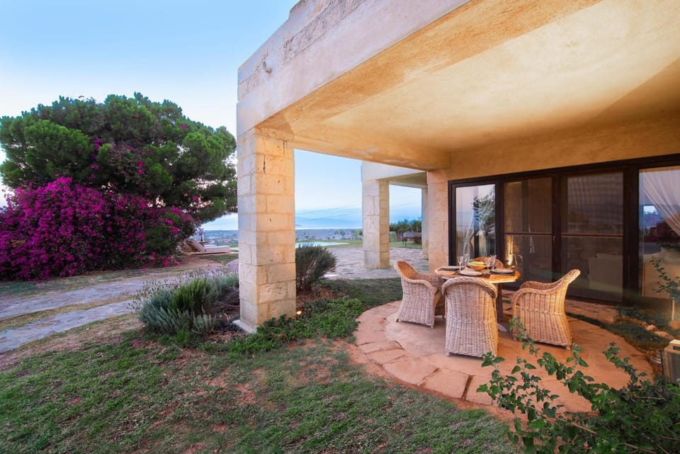 Property building, Garden, Balcony/Terrace, Garden view, Sea view