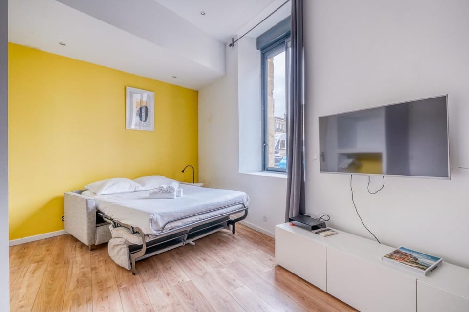 Bed, Seating area