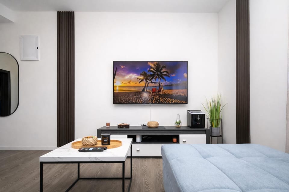 Communal lounge/ TV room, Activities, TV and multimedia, Kitchen or kitchenette, Living room, Photo of the whole room, Seating area, Bedroom