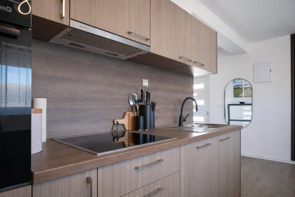 Coffee/tea facilities, Kitchen or kitchenette, dishwasher, stove, kitchen