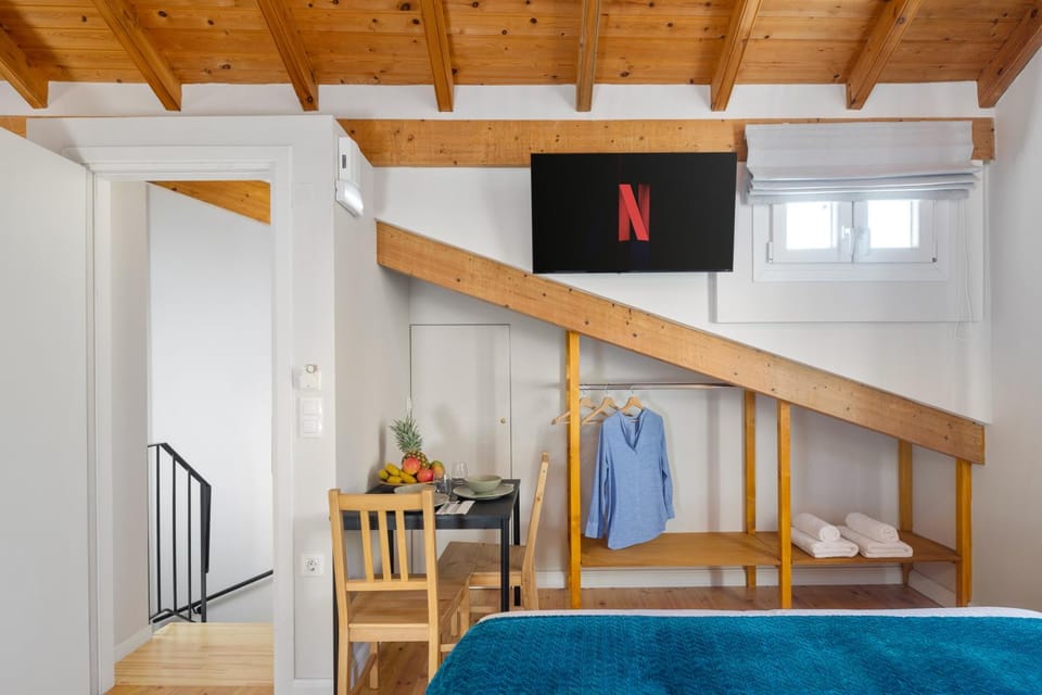 Facade/entrance, TV and multimedia, Dining area, towels