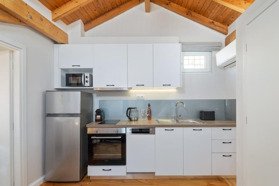 Coffee/tea facilities, dishwasher, microwave, stove, washing machine, kitchen