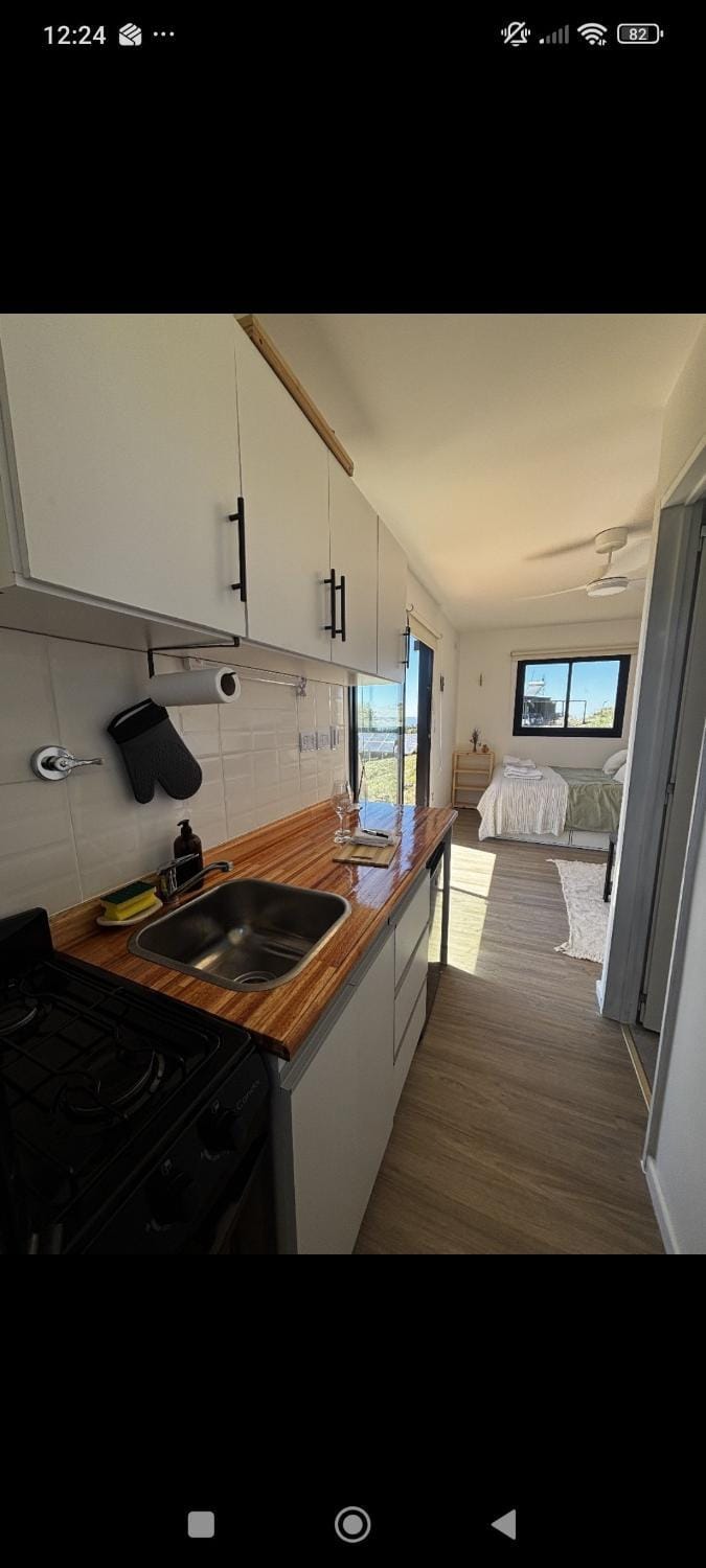 Kitchen or kitchenette, minibar, stove