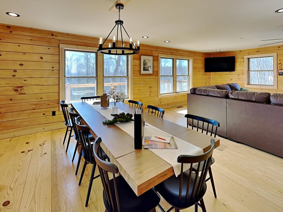TV and multimedia, View (from property/room), Living room, Seating area, Dining area, furniture
