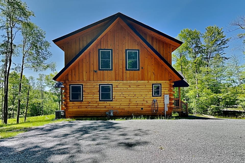 Property building, Facade/entrance, Natural landscape, Parking
